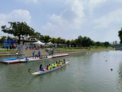 船艇接續出發,市民享受龍舟體驗樂