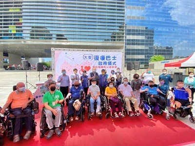 中市再添大型復康巴士 首發車巡遊社福據點