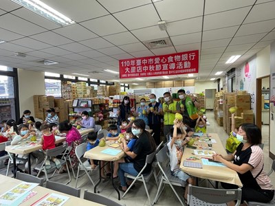 「柚」見愛心 中市食物銀行發放日彩繪柚子同樂