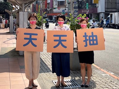 自由路商圈糕餅業者新太陽堂餅店主委王允伶、陳允寶泉副主委翁羿琦及太陽堂老店協理張秋琴三位「自由女神」為台中購物節一同拍攝電視廣告