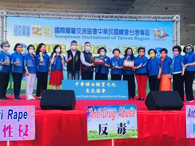 國際蘭馨傳愛贈中市6輛康復巴士 黃副市長感謝善心