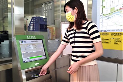 捷粉至車站詢問處旁的票卡查詢機靠卡,回饋金即會存入電子票證。