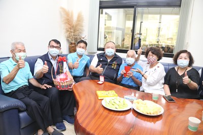 陳副市長致贈九九重陽禮金 祝賀百歲人瑞健康久久