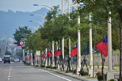 國慶十月街頭限定! 中市重要路口懸掛國旗至月底