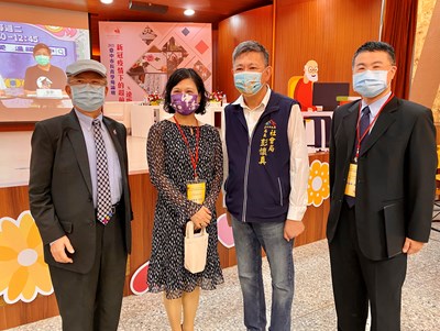長青學苑論壇與談貴賓合照(左起華康科技董事長李振瀛、中臺科大校長陳錦杏、社會局長彭懷真、中臺科大推廣教育長郭銘峰