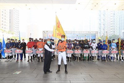 台灣甲子園再起風雲! 令狐副市長為中市黑豹旗參賽球隊授旗