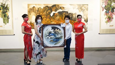 陳俗蓉致贈臺中市長盧秀燕畫作《雲蒼水靜展太平》