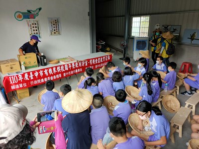 清水區農會昨(15)日在清水農業推廣教育中心舉辦「有機食農教育體驗活動」