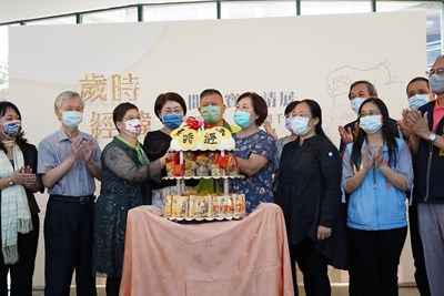 陳佳君局長、劉千韶藝師、黃蘭葉藝師偕到場貴賓,一同切蛋糕慶祝纖維工藝博物館館慶