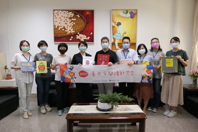 文化局長陳佳君帶領市圖團隊親至女子監獄,分享閱讀禮袋給帶子女服刑的受刑人