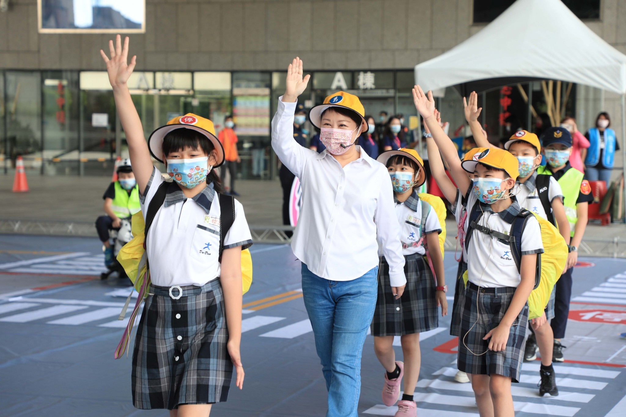 路口慢看停 小學生宣導道安