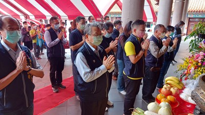令狐副市長擔任主祭官,依循古禮帶領所有參加者,向先師暨先聖、先賢敬拜,祈求應試順利、智慧開