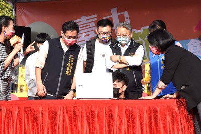 昨日台中購物節抽獎活動,由副市長令狐榮達立即call out週週加碼2組市民專屬10萬元現金得主