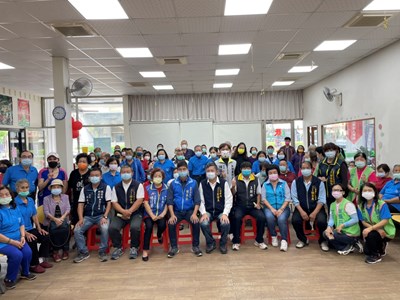 感恩同享!台中食物銀行發放日 關懷據點長輩送愛心餅乾