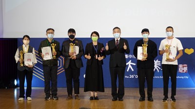 臺中市第26屆大墩美展頒獎典禮-副市長黃國榮、文化局長陳佳君、大墩獎得主合照