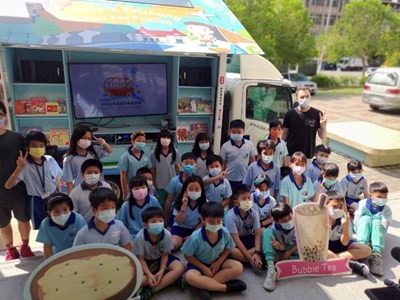 會移動的英語教室! 中市英語傳愛專車巡迴校園