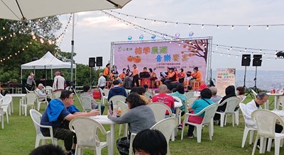 秋收季節到,台中市政府農業局輔導豐原區公老坪社區昨、今(31)兩日在公老坪舉辦「柿
