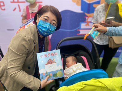 文化局長陳佳君贈送閱讀禮袋給嬰幼兒,讓閱讀從小開始