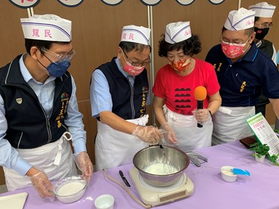 民政局長吳世瑋與西區區長王瑞嘉和學員一同體驗製作雪花糕的樂趣