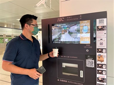 台中捷運與黑沃咖啡合作引進智能販賣機，在捷運站也能喝到好咖啡