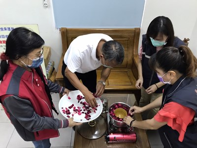 清水區清潔隊廢棄花卉再利用 自製天然無毒環保花露水