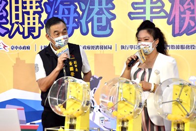 現場也進行台中購物節第五週抽獎,抽出天天抽5000元、週週抽大獎10萬元現金、週週加碼抽iPhone 13