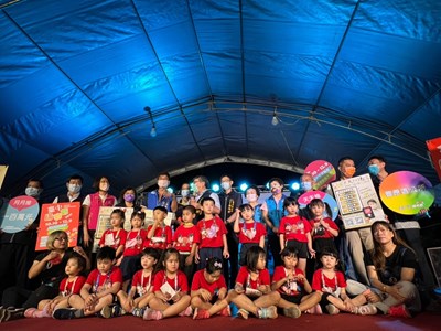 晚會現場長官貴賓與幼兒園小朋友進行大合影