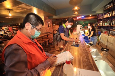 因應中央流行疫情指揮中心宣布今(16)日起,開放有陪侍服務的八大行業符合防疫指引得有條件復業