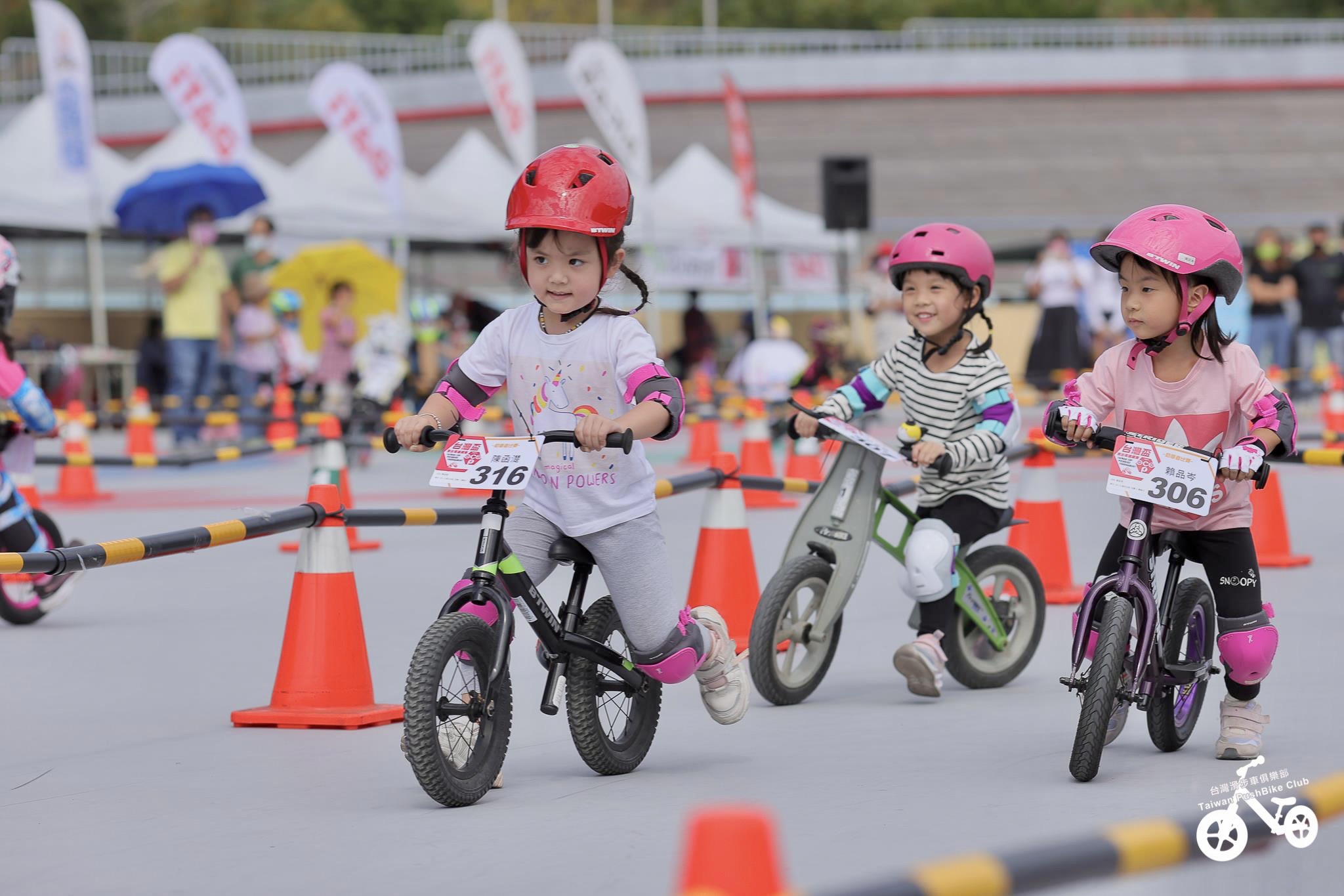 台灣盃滑步車錦標賽登場 逾900迷你騎士齊聚台中清水自由車場