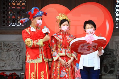 市長盧秀燕以主婚人身分出席，帶領新人宣讀結婚宣言