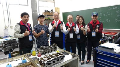 教育局長楊振昇前往沙鹿高工為參賽學生加油打氣