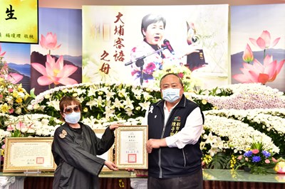 台中市副市長陳子敬代表市長盧秀燕頒發褒揚狀