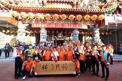 西區奉順宮新廟安座大典 盧市長贈「神恩廣佈」匾額祝賀
