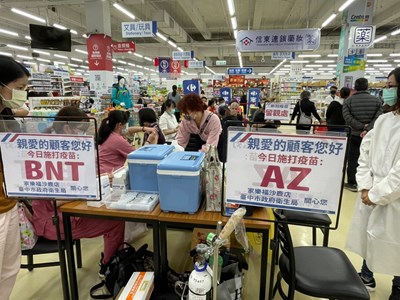 中市百貨、賣場今開打新冠疫苗 接種人潮湧現