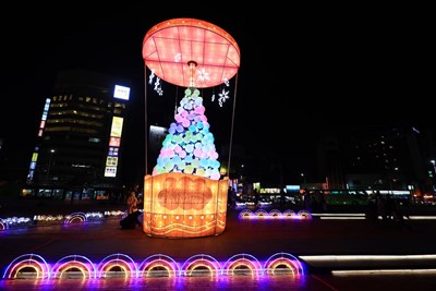 舊台中火車站前廣場打造10公尺高的「有你珍好」珍珠奶茶耶誕樹