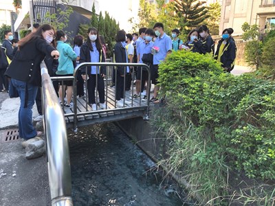 在地特色創意教案校外教學,臺中高工教師帶領學子觀察水圳流向與都市規劃的關係