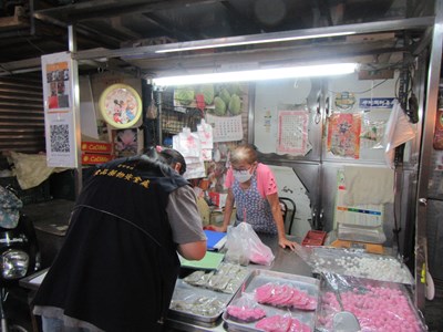 台中市食品藥物安全處為確保市民食品安全,針對民眾常採買的生鮮超市、傳統市場、餐飲場所、大賣場等地點,抽驗。