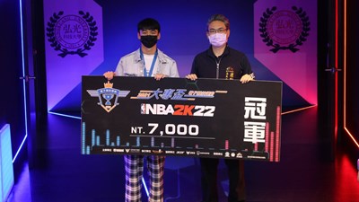 運動局長李昱叡代表盧秀燕市長出席,同時頒發《NBA 2K22》決賽冠軍得主