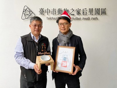 動保處長頒贈感謝狀予木匠兄妹木工房