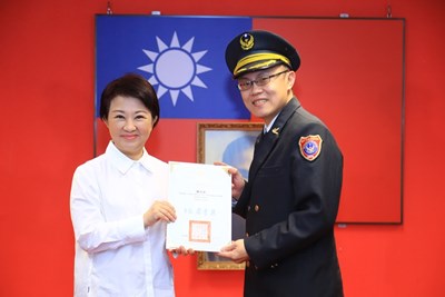 中市消防局陳宥廷榮獲「十大傑出救護技術員」 盧市長頒獎表揚