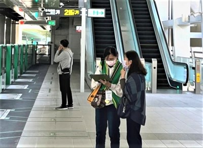 台中捷運在車站進行旅客滿意度問卷調查。