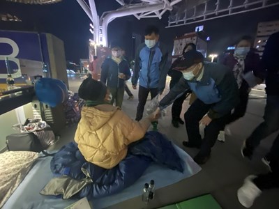 入冬最強冷氣團來襲 中市社會局送暖關懷街友