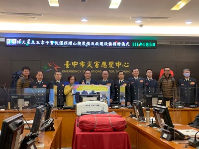 善心人士捐贈頂級山搜與救護裝備 中市消防局:提升搜救與緊急救護能
