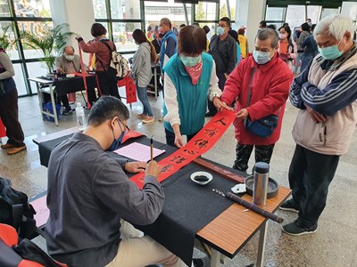 等待領取聯的民眾,也欣賞著大師揮毫的風采