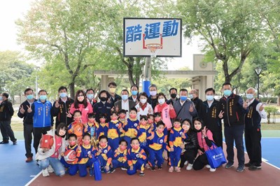 中市首座三和公園光電籃球場啟用 盧市長:提升市民運動力