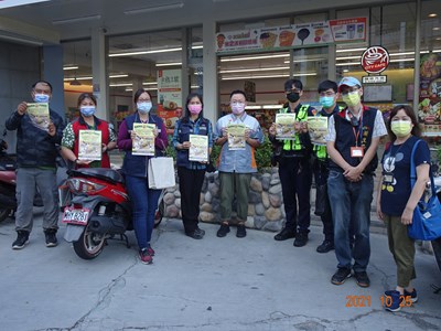 西屯區禁菸區及煙蒂熱點聯合稽查環保局、衛生局、警察局及店員合照(統一-逢星門市)