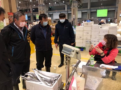 農業局長視察魚市場供銷情形