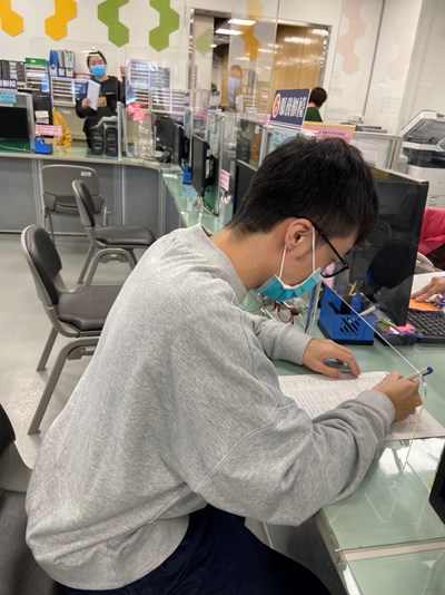 社會局陸續發文通知,請民眾備妥資料到區公所換證