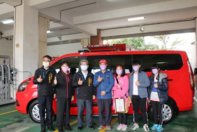 體恤消防回饋社會 「連鑫電機行」賢伉儷捐贈消防警備車