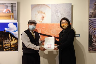 黃嘉勝老師特別捐贈他最喜歡的作品〈塵跡繁殖〉給臺中市政府文化局。